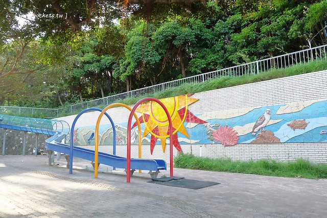 日本沖繩｜海軍壕公園｜沖繩超長溜滑梯，藍黃兩道不同坡度，不管大人小孩都很愛，免費玩樂兼殺小人體力，沖繩親子旅遊超夯景點推薦 @飛天璇的口袋