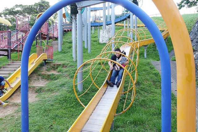 日本沖繩｜海軍壕公園｜沖繩超長溜滑梯，藍黃兩道不同坡度，不管大人小孩都很愛，免費玩樂兼殺小人體力，沖繩親子旅遊超夯景點推薦 @飛天璇的口袋