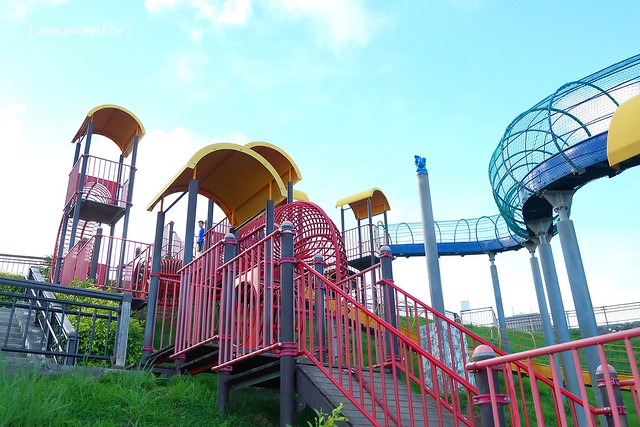 日本沖繩｜海軍壕公園｜沖繩超長溜滑梯，藍黃兩道不同坡度，不管大人小孩都很愛，免費玩樂兼殺小人體力，沖繩親子旅遊超夯景點推薦 @飛天璇的口袋