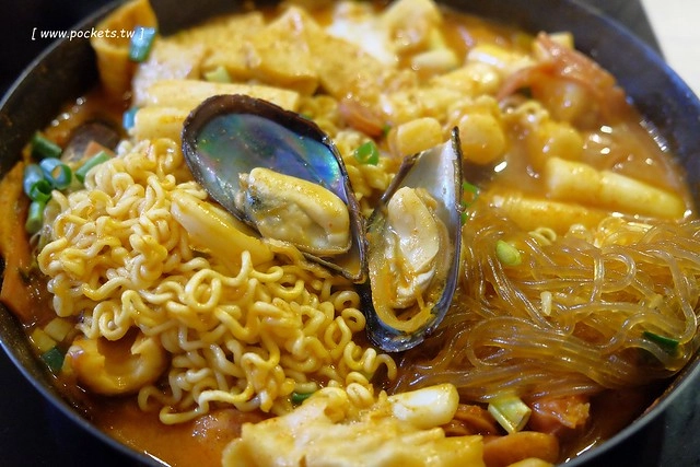 台中西屯｜三清洞摩西年糕鍋．招牌年糕鍋和韓國啤酒，鄰近逢甲商圈哈韓族最愛 @飛天璇的口袋