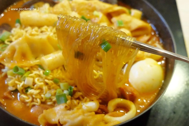 台中西屯｜三清洞摩西年糕鍋．招牌年糕鍋和韓國啤酒，鄰近逢甲商圈哈韓族最愛 @飛天璇的口袋