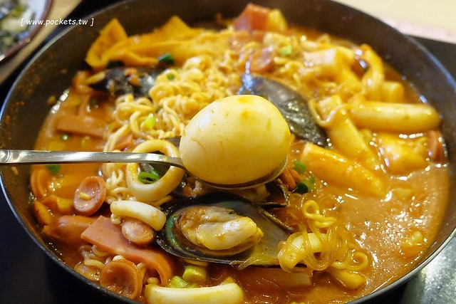 台中西屯｜三清洞摩西年糕鍋．招牌年糕鍋和韓國啤酒，鄰近逢甲商圈哈韓族最愛 @飛天璇的口袋