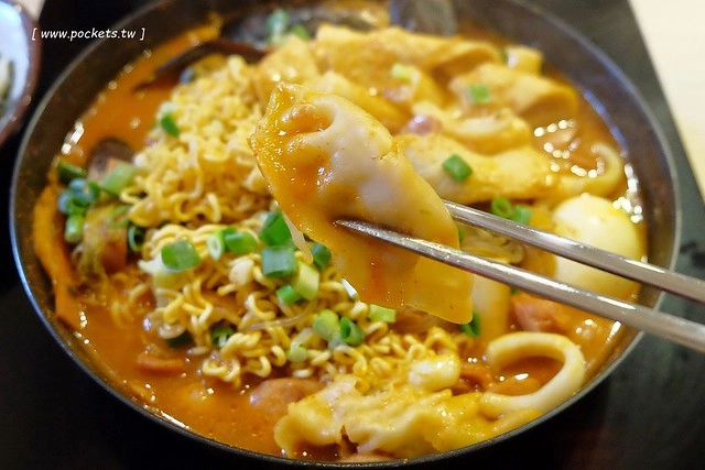 台中西屯｜三清洞摩西年糕鍋．招牌年糕鍋和韓國啤酒，鄰近逢甲商圈哈韓族最愛 @飛天璇的口袋