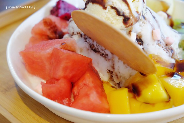 台中豐原｜嚴雪雪花冰專賣店．雪花冰滑順細緻不甜膩，鄰近豐原太平洋SOGO百貨 @飛天璇的口袋