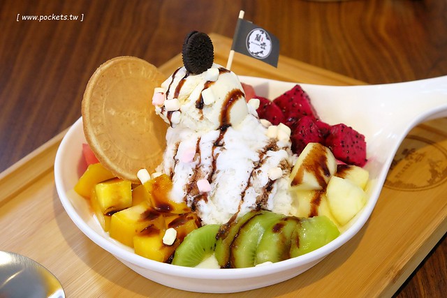 台中豐原｜嚴雪雪花冰專賣店．雪花冰滑順細緻不甜膩，鄰近豐原太平洋SOGO百貨 @飛天璇的口袋