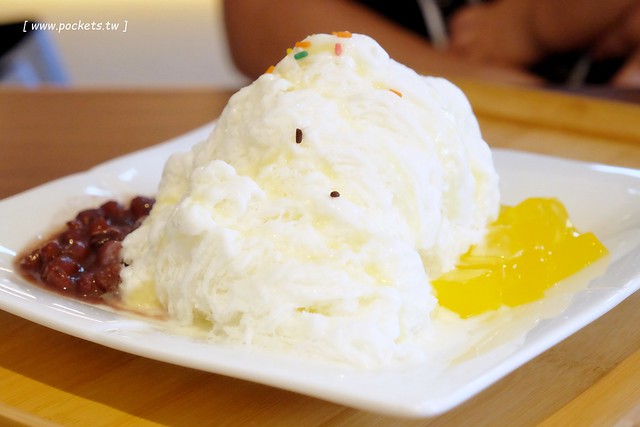 台中豐原｜嚴雪雪花冰專賣店．雪花冰滑順細緻不甜膩，鄰近豐原太平洋SOGO百貨 @飛天璇的口袋