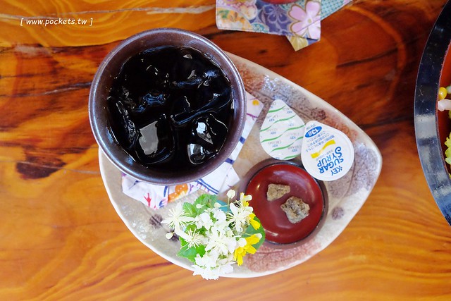 日本沖繩｜花人逢．かじんほう｜擁有無敵美景的餐廳，在日式老宅裡品嚐披薩的美味，人多時有候位的心裡準備 @飛天璇的口袋