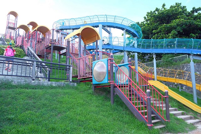 日本沖繩｜海軍壕公園｜沖繩超長溜滑梯，藍黃兩道不同坡度，不管大人小孩都很愛，免費玩樂兼殺小人體力，沖繩親子旅遊超夯景點推薦 @飛天璇的口袋