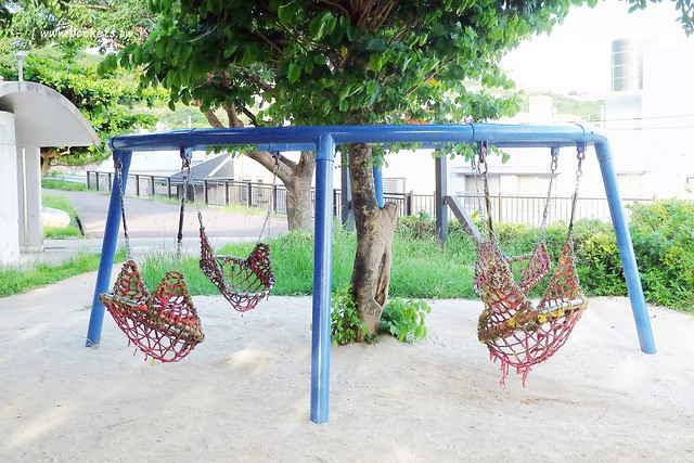 日本沖繩｜海軍壕公園｜沖繩超長溜滑梯，藍黃兩道不同坡度，不管大人小孩都很愛，免費玩樂兼殺小人體力，沖繩親子旅遊超夯景點推薦 @飛天璇的口袋