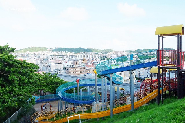 日本沖繩｜海軍壕公園｜沖繩超長溜滑梯，藍黃兩道不同坡度，不管大人小孩都很愛，免費玩樂兼殺小人體力，沖繩親子旅遊超夯景點推薦 @飛天璇的口袋