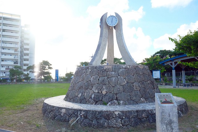 日本沖繩｜海軍壕公園｜沖繩超長溜滑梯，藍黃兩道不同坡度，不管大人小孩都很愛，免費玩樂兼殺小人體力，沖繩親子旅遊超夯景點推薦 @飛天璇的口袋