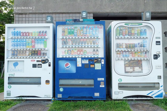 日本沖繩｜海軍壕公園｜沖繩超長溜滑梯，藍黃兩道不同坡度，不管大人小孩都很愛，免費玩樂兼殺小人體力，沖繩親子旅遊超夯景點推薦 @飛天璇的口袋