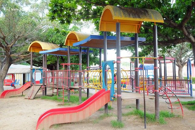 日本沖繩｜海軍壕公園｜沖繩超長溜滑梯，藍黃兩道不同坡度，不管大人小孩都很愛，免費玩樂兼殺小人體力，沖繩親子旅遊超夯景點推薦 @飛天璇的口袋