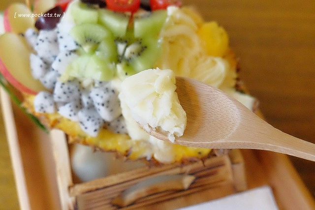 逢甲冰菓室┃台中逢甲美食：復刻懷舊冰菓室，有整顆鳳梨的水果叢林和整顆哈蜜瓜的夏日哈球雪花冰，位於逢甲大學正門口，食尚玩家也來採訪了 @飛天璇的口袋