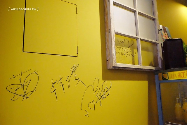 逢甲冰菓室┃台中逢甲美食：復刻懷舊冰菓室，有整顆鳳梨的水果叢林和整顆哈蜜瓜的夏日哈球雪花冰，位於逢甲大學正門口，食尚玩家也來採訪了 @飛天璇的口袋