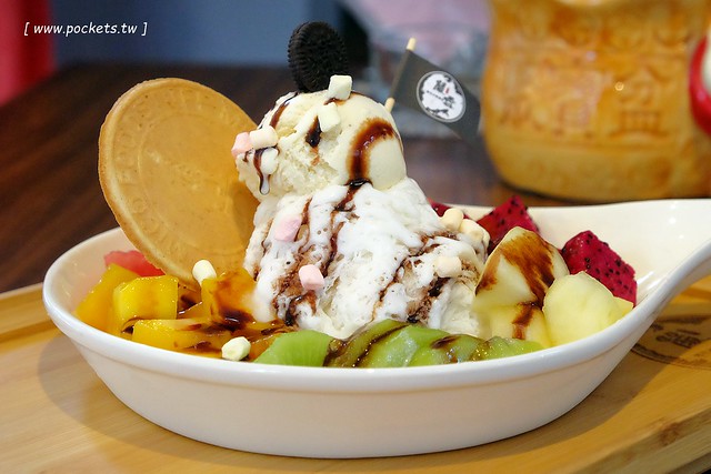 台中豐原｜嚴雪雪花冰專賣店．雪花冰滑順細緻不甜膩，鄰近豐原太平洋SOGO百貨 @飛天璇的口袋