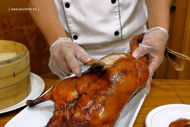 僑園大飯店┃台中西屯美食：郭泰王師傅監製的片填鴨合餐，享受一鴨四吃的美食享饗，5人同行不到$2500元，台中聚餐宴會的好選擇 @飛天璇的口袋