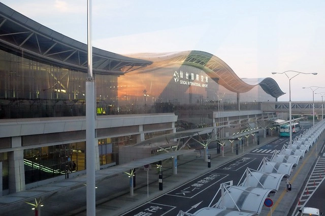 日本秋田｜仙台機場到秋田市區交通方式，電車轉新幹線2個多小時抵達 @飛天璇的口袋