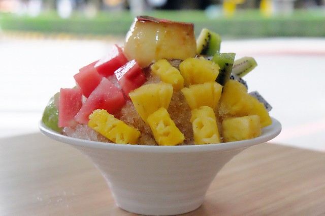 有春冰菓室┃台中西區美食：台中科博館正對面，用整顆鳳梨、西瓜和葡萄柚做成果汁，冰品非常天然健康又兼具吸睛和賣點 @飛天璇的口袋