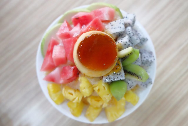 有春冰菓室┃台中西區美食：台中科博館正對面，用整顆鳳梨、西瓜和葡萄柚做成果汁，冰品非常天然健康又兼具吸睛和賣點 @飛天璇的口袋