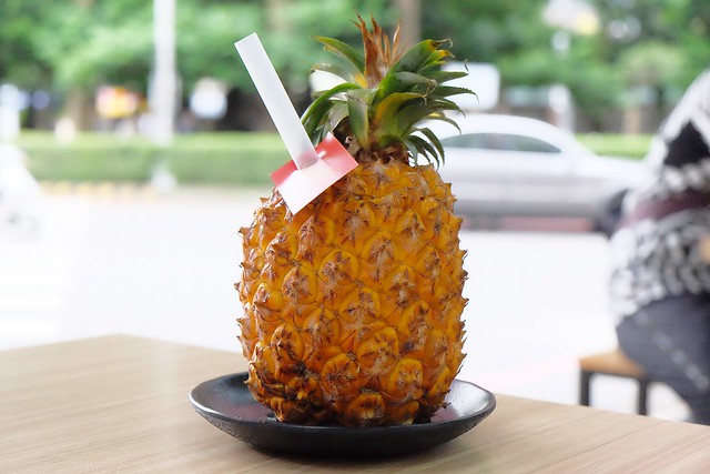 有春冰菓室┃台中西區美食：台中科博館正對面，用整顆鳳梨、西瓜和葡萄柚做成果汁，冰品非常天然健康又兼具吸睛和賣點 @飛天璇的口袋