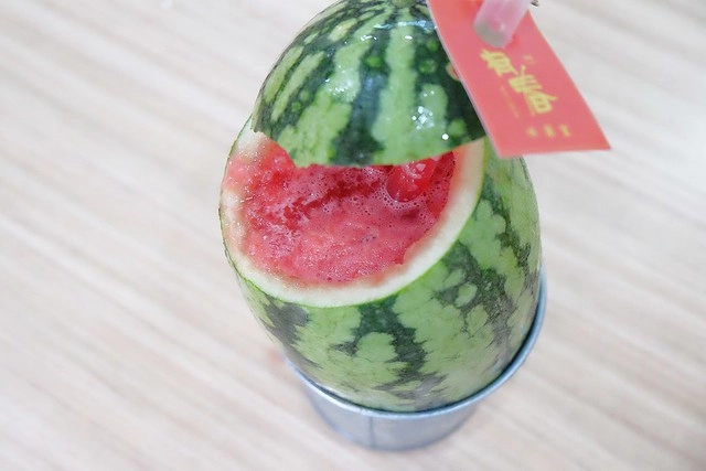 有春冰菓室┃台中西區美食：台中科博館正對面，用整顆鳳梨、西瓜和葡萄柚做成果汁，冰品非常天然健康又兼具吸睛和賣點 @飛天璇的口袋
