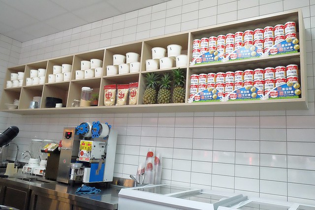 有春冰菓室┃台中西區美食：台中科博館正對面，用整顆鳳梨、西瓜和葡萄柚做成果汁，冰品非常天然健康又兼具吸睛和賣點 @飛天璇的口袋