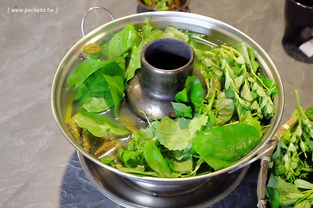 花蓮美食｜巴奇克竹坊｜在地人帶路，花蓮預約制的原住民無菜單料理，令人回味無窮的野菜鍋 @飛天璇的口袋