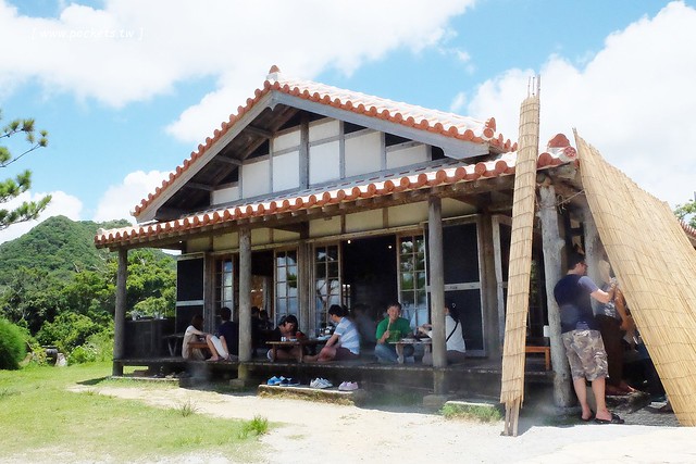 日本沖繩｜花人逢．かじんほう｜擁有無敵美景的餐廳，在日式老宅裡品嚐披薩的美味，人多時有候位的心裡準備 @飛天璇的口袋