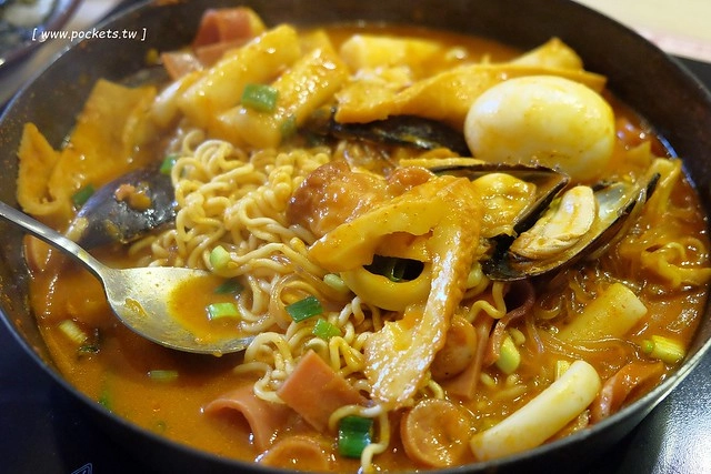 台中西屯｜三清洞摩西年糕鍋．招牌年糕鍋和韓國啤酒，鄰近逢甲商圈哈韓族最愛 @飛天璇的口袋