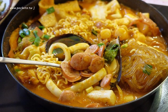 台中西屯｜三清洞摩西年糕鍋．招牌年糕鍋和韓國啤酒，鄰近逢甲商圈哈韓族最愛 @飛天璇的口袋