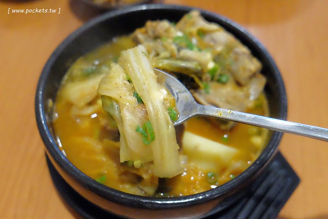 金美子純正韓式料理：有台中少見的馬鈴薯鍋，餐點平價選擇性多 @飛天璇的口袋