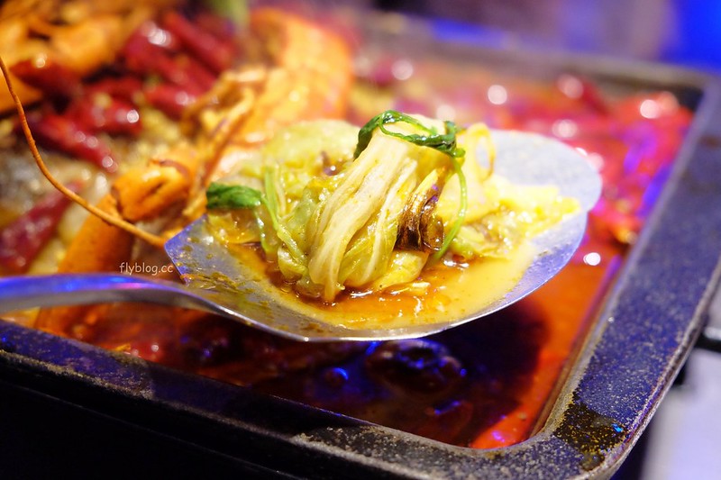 水貨炭火烤魚┃台中西區：超霸氣的澳洲小龍蝦，堆滿滿如小山的蛤蠣鍋，烤魚原來有這麼多創意吃法 @飛天璇的口袋