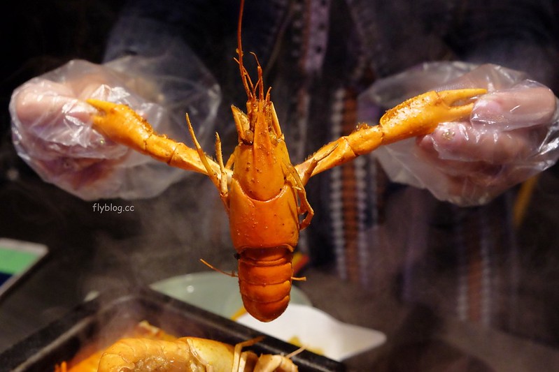 水貨炭火烤魚┃台中西區：超霸氣的澳洲小龍蝦，堆滿滿如小山的蛤蠣鍋，烤魚原來有這麼多創意吃法 @飛天璇的口袋