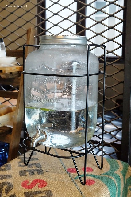 台中西區｜好堅果咖啡 Heynuts Caf&eacute;．精明商圈工業風咖啡館，食材用心餐點豐盛 @飛天璇的口袋