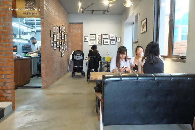 台中西區｜好堅果咖啡 Heynuts Caf&eacute;．精明商圈工業風咖啡館，食材用心餐點豐盛 @飛天璇的口袋