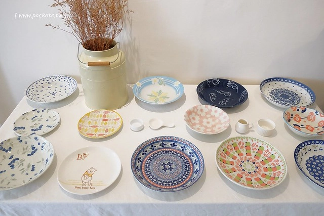 KYOYA 咖啡 雜貨 繪本┃台中西區美食：充滿京都風情的咖啡館，空間小巧可愛擺滿了文具雜貨，咖啡和甜點都很推薦，文青的最愛 @飛天璇的口袋