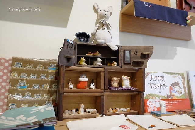 KYOYA 咖啡 雜貨 繪本┃台中西區美食：充滿京都風情的咖啡館，空間小巧可愛擺滿了文具雜貨，咖啡和甜點都很推薦，文青的最愛 @飛天璇的口袋