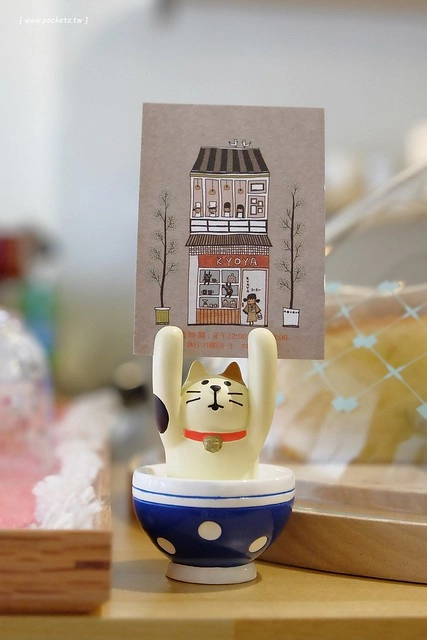 KYOYA 咖啡 雜貨 繪本┃台中西區美食：充滿京都風情的咖啡館，空間小巧可愛擺滿了文具雜貨，咖啡和甜點都很推薦，文青的最愛 @飛天璇的口袋