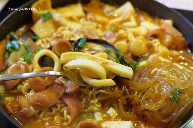 台中西屯｜三清洞摩西年糕鍋．招牌年糕鍋和韓國啤酒，鄰近逢甲商圈哈韓族最愛 @飛天璇的口袋