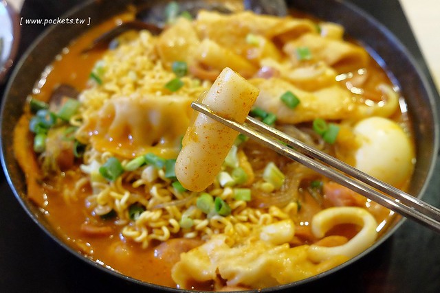 台中西屯｜三清洞摩西年糕鍋．招牌年糕鍋和韓國啤酒，鄰近逢甲商圈哈韓族最愛 @飛天璇的口袋