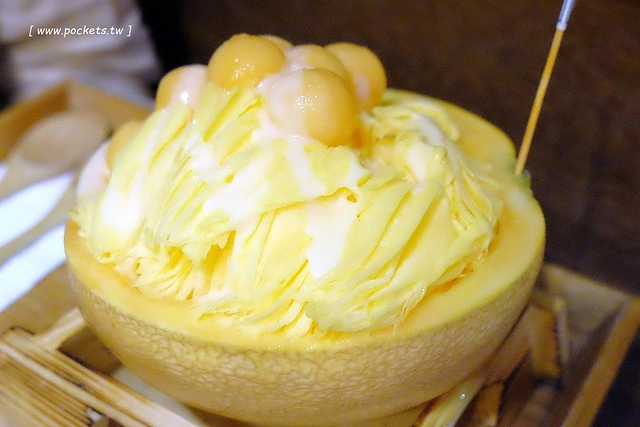 逢甲冰菓室┃台中逢甲美食：復刻懷舊冰菓室，有整顆鳳梨的水果叢林和整顆哈蜜瓜的夏日哈球雪花冰，位於逢甲大學正門口，食尚玩家也來採訪了 @飛天璇的口袋