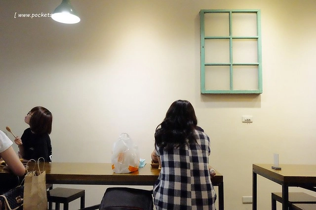 逢甲冰菓室┃台中逢甲美食：復刻懷舊冰菓室，有整顆鳳梨的水果叢林和整顆哈蜜瓜的夏日哈球雪花冰，位於逢甲大學正門口，食尚玩家也來採訪了 @飛天璇的口袋