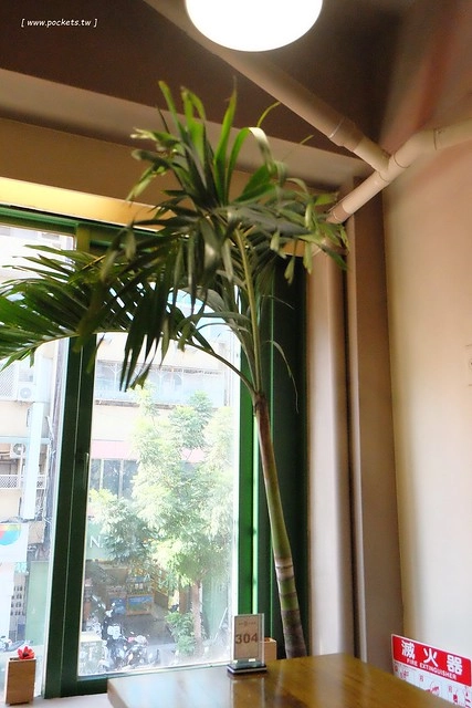 逢甲冰菓室┃台中逢甲美食：復刻懷舊冰菓室，有整顆鳳梨的水果叢林和整顆哈蜜瓜的夏日哈球雪花冰，位於逢甲大學正門口，食尚玩家也來採訪了 @飛天璇的口袋