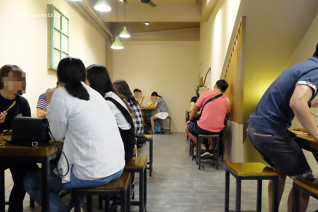 逢甲冰菓室┃台中逢甲美食：復刻懷舊冰菓室，有整顆鳳梨的水果叢林和整顆哈蜜瓜的夏日哈球雪花冰，位於逢甲大學正門口，食尚玩家也來採訪了 @飛天璇的口袋