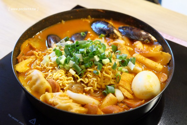 台中西屯｜三清洞摩西年糕鍋．招牌年糕鍋和韓國啤酒，鄰近逢甲商圈哈韓族最愛 @飛天璇的口袋