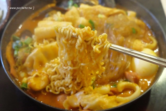 台中西屯｜三清洞摩西年糕鍋．招牌年糕鍋和韓國啤酒，鄰近逢甲商圈哈韓族最愛 @飛天璇的口袋