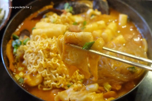 台中西屯｜三清洞摩西年糕鍋．招牌年糕鍋和韓國啤酒，鄰近逢甲商圈哈韓族最愛 @飛天璇的口袋