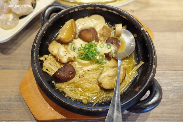 乾杯．中友店┃台中北區美食：輕鬆活潑的用餐氛圍，嘴對嘴親親10秒送五花肉 @飛天璇的口袋