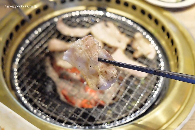 乾杯．中友店┃台中北區美食：輕鬆活潑的用餐氛圍，嘴對嘴親親10秒送五花肉 @飛天璇的口袋